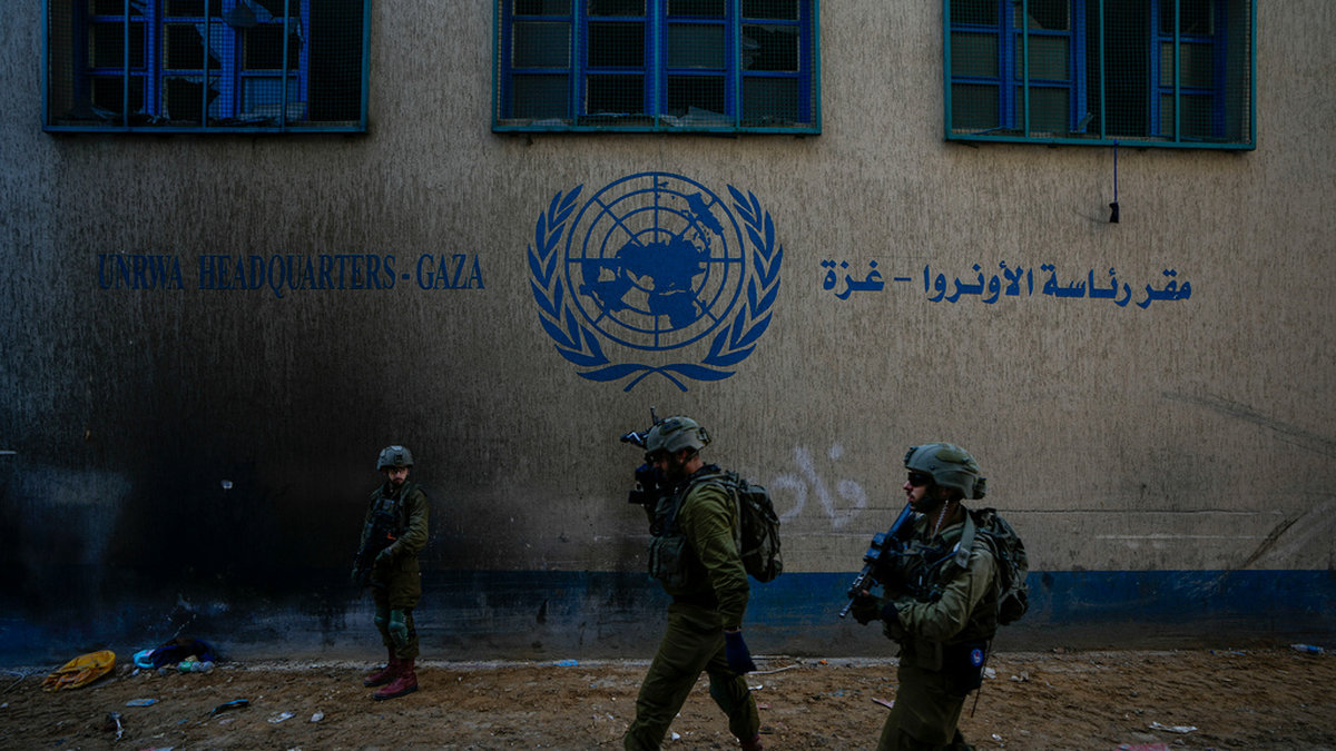 Israeliska soldater vid Unrwas högkvarter i Gaza den 8 februari. Arkivbild.