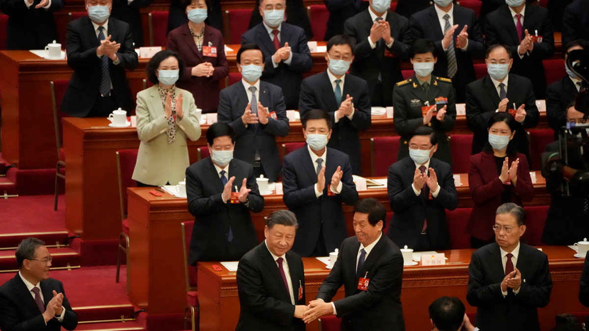 Kinas president Xi Jinping gratuleras av Li Zhanshu efter att han på fredagen valts till landets president i ytterligare fem år.