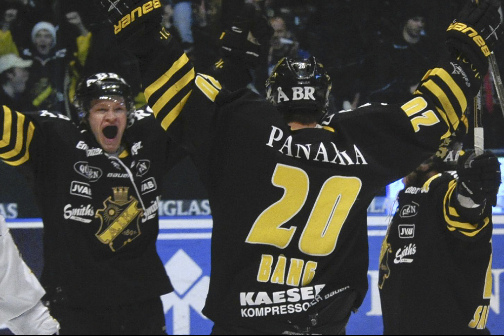 Här firar AIK-lirarna ett mål under den mirakulösa kvartsfinalserien mot HV71.