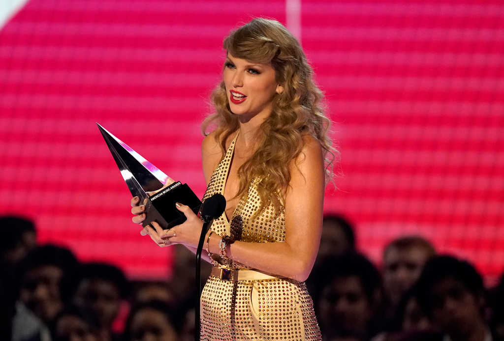 Taylor Swift tar emot pris för årets video på American music awards i november.