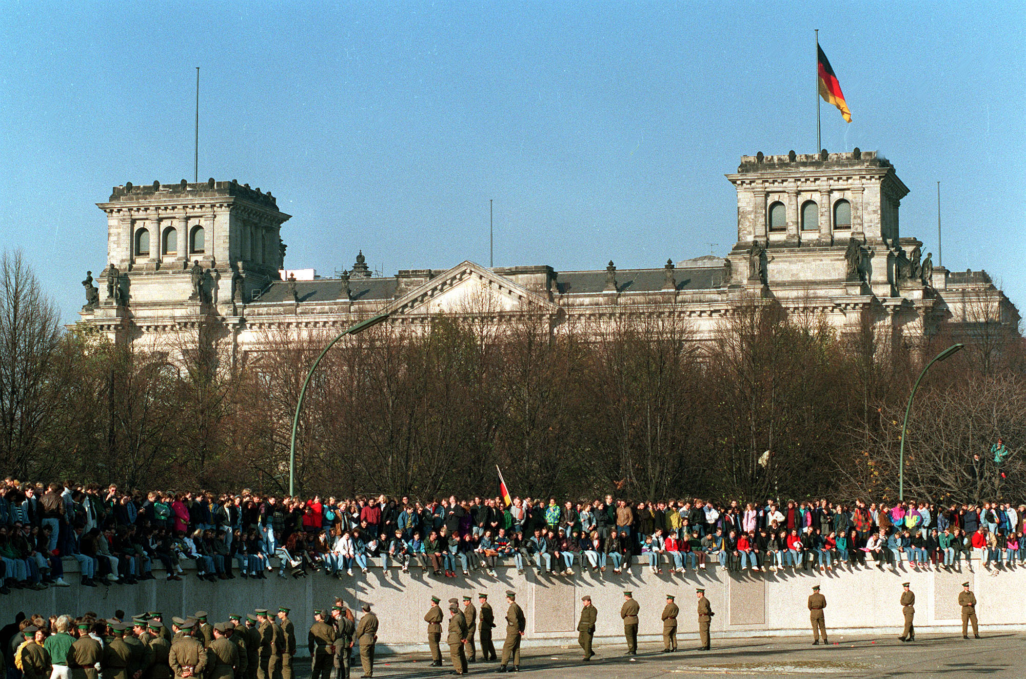 Den 10 november 1989. Massvis med folk utanför den tyska riksdagen firar murens fall.