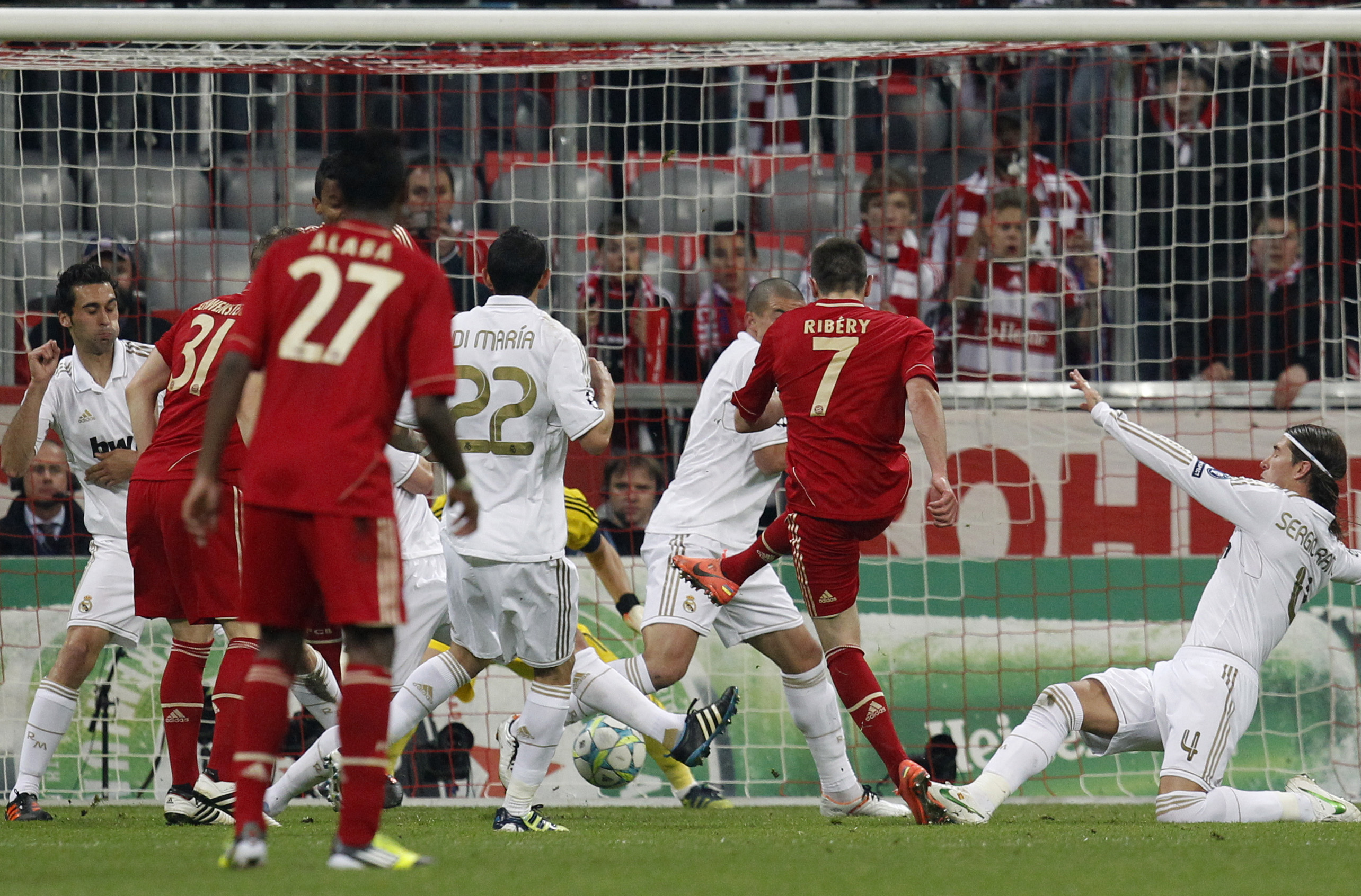 Ribery lyckades även dribbla sig förbi hela försvaret och skjuta in 1-0 till Bayern i den 17:e matchminuten.