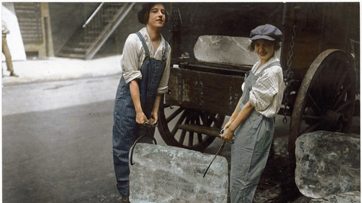 Unga kvinnor levererar is, 1918.