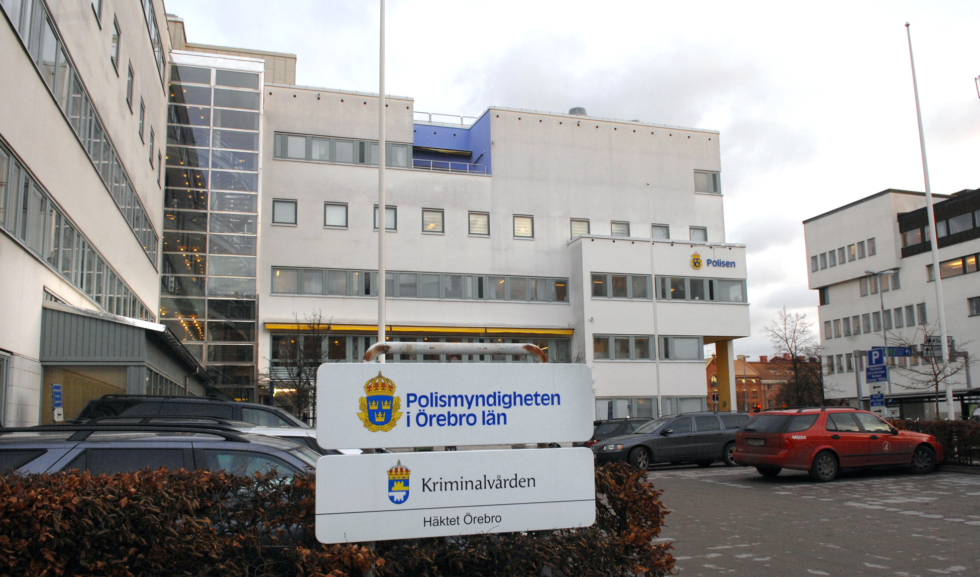 De två våldsamma tjejerna lyckades ta sig in på polishuset i Örebro.