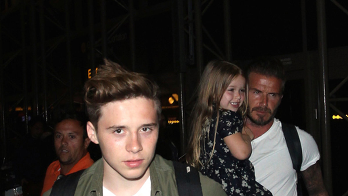 Brooklyn Beckham och hans pappa David på Los Angeles flygplats. 
