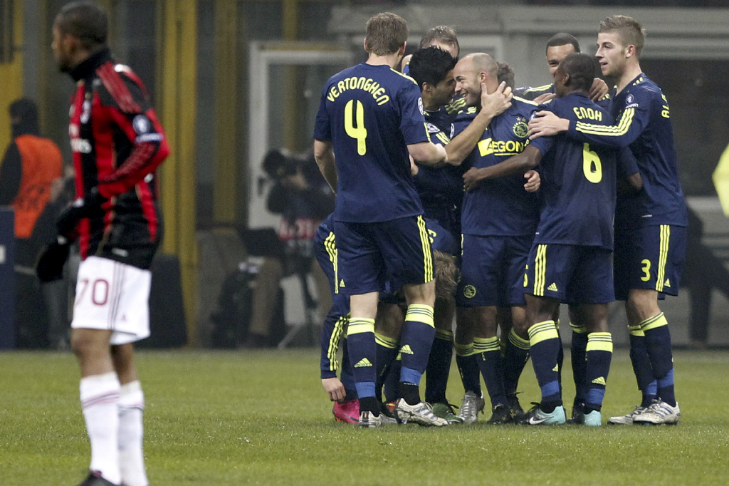 Demy de Zeeuw firar tillsammans med lagkamraterna efter segern mot Zlatan Ibrahimovics Milan.