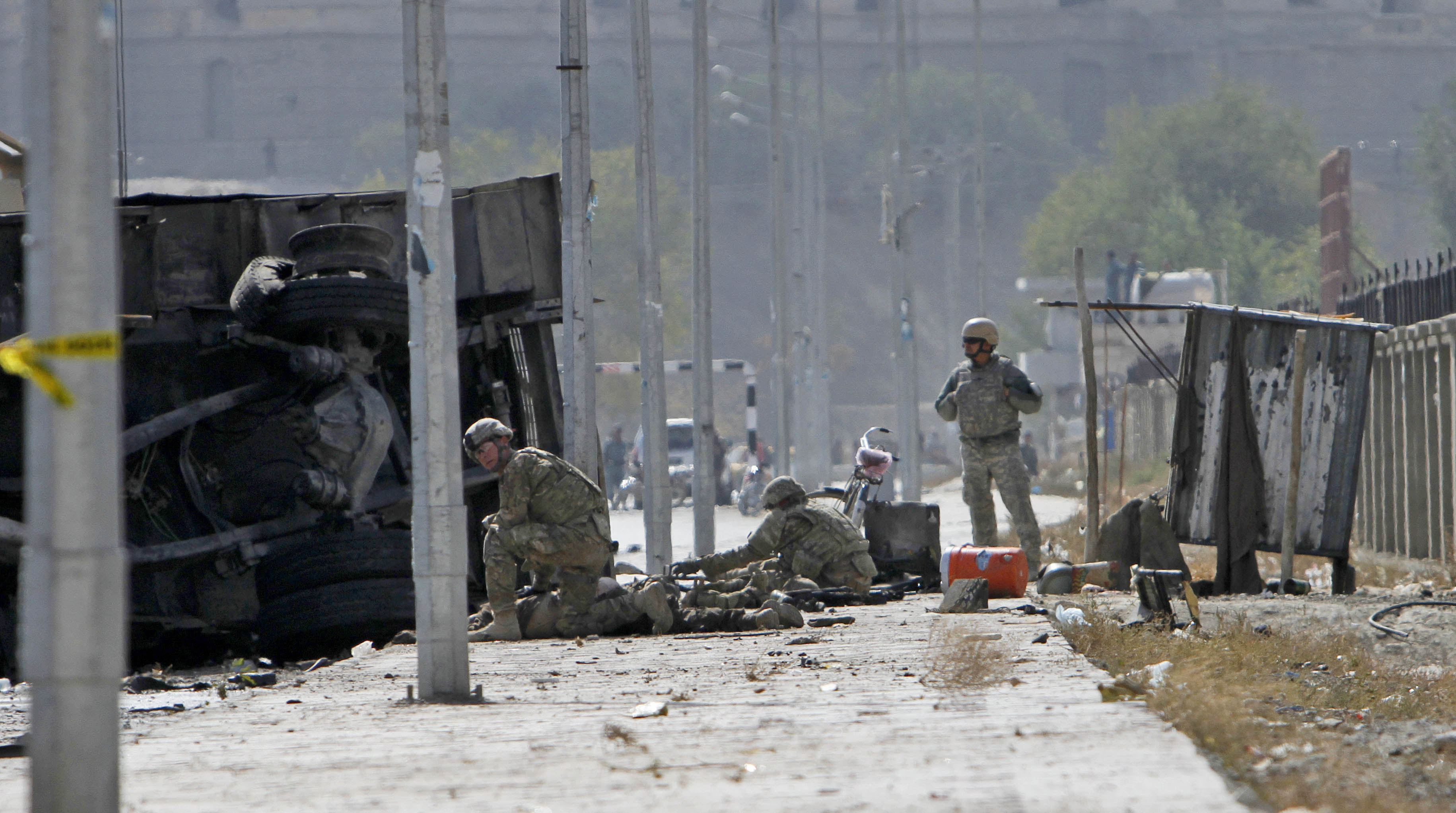 En kraftig bomb sprängde Nato-soldaternas fordon och krävde minst 14 liv.