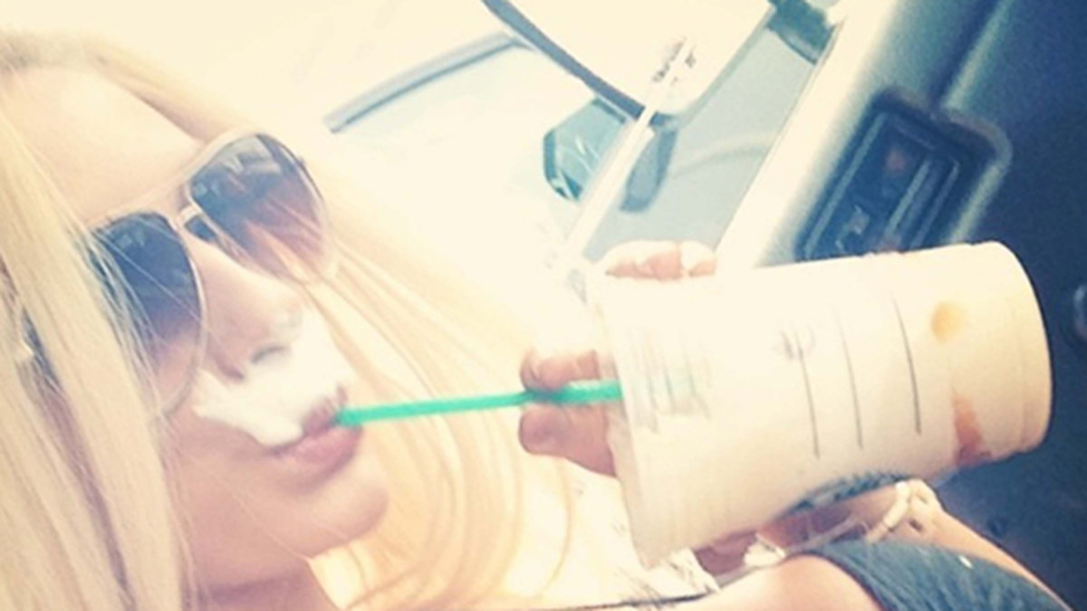 Courtney Stodden sippar på Starbucks-dryck. 