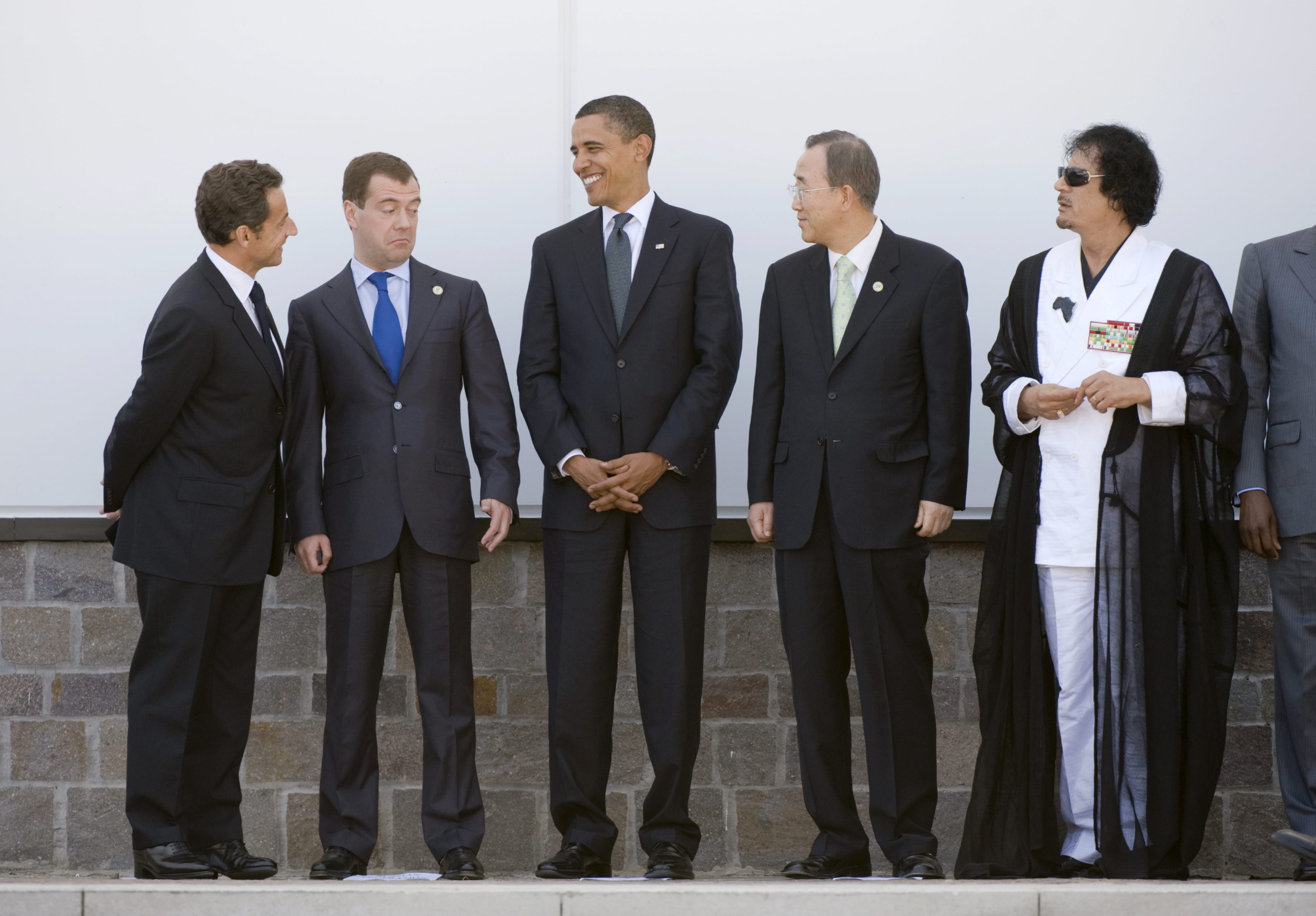 Mingel och fotografering på G8-mötet. Sarkozy, Medvedev, Obama, Moon och Khadaffi.