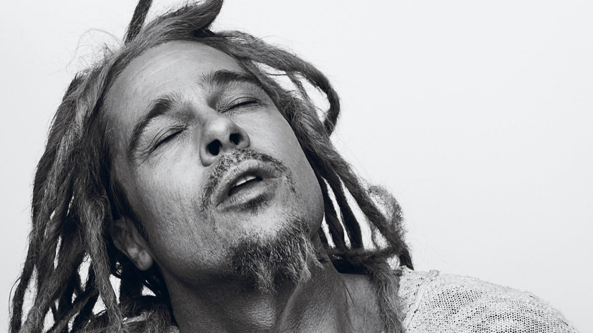 Brad Pitt njuter av sina dreads på omslaget till nya Interview. Steven Klein / Interview Magazine