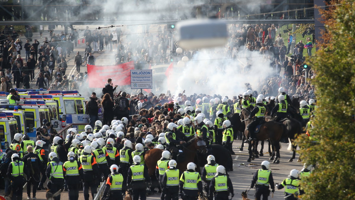 Polisen stoppar motdemonstranter vid Nordiska Motståndsrörelsens demonstration i helgen.
