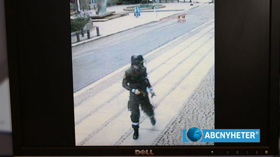 Breivik fångad på bild i regeringskvarteret i Oslo vid tidpunkten för bomben. Breivik fångad på bild i regeringskvarteret i Oslo vid tidpunkten för bomben.