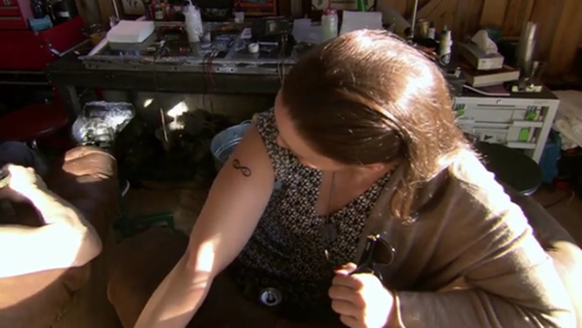 Lisa Nilsson visar upp sin tatuering. 