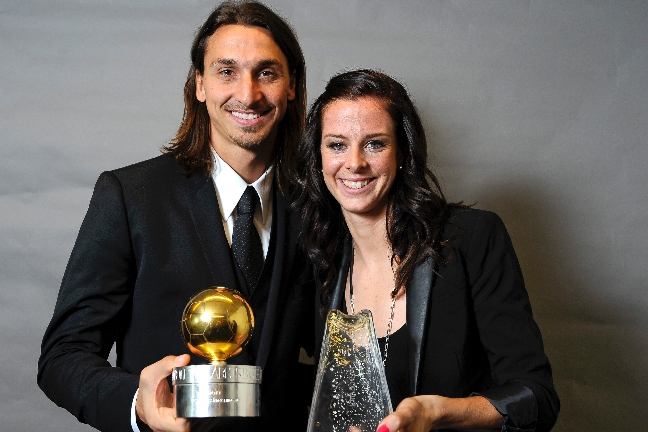 Zlatan Ibrahimovic och Lotta Schelin poserar med sina priser.