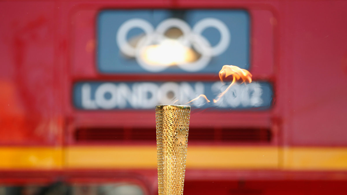 OS-facklan, som har färdats i 69 dagar från Aten, kommer att tända den stora olympiska elden i kväll. Frågan är vem som får äran att tända den?