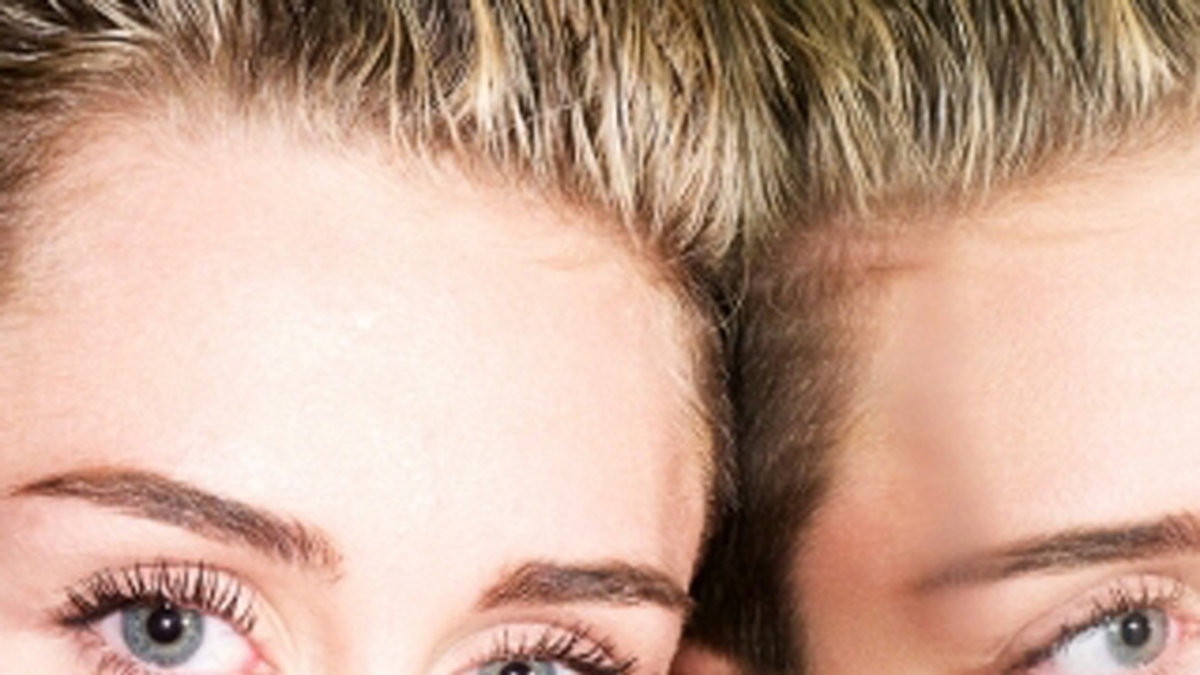 Miley mot spegeln. 