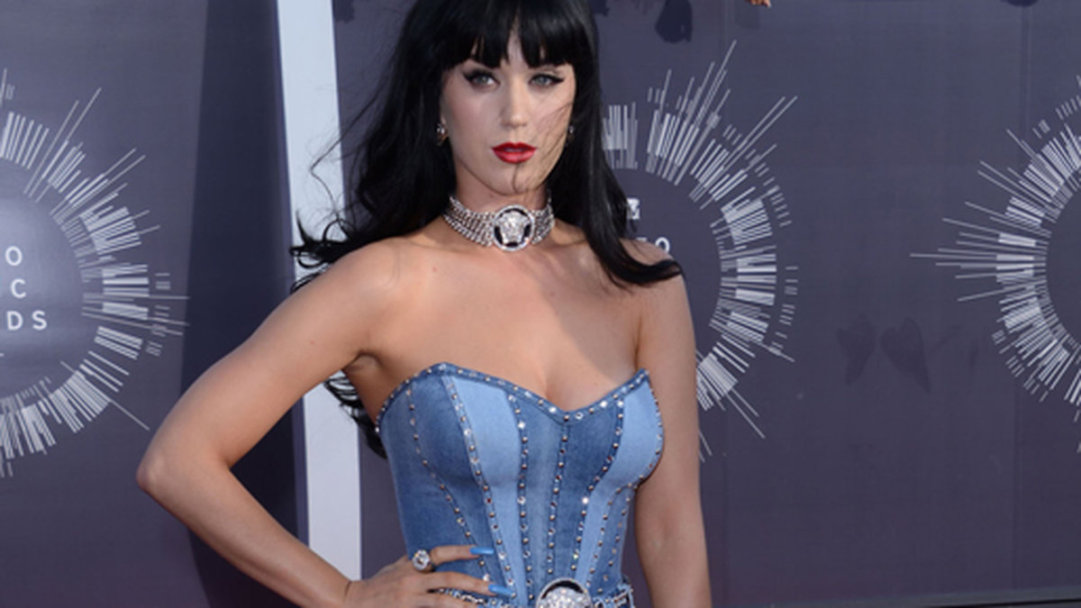 Katy Perry kopierade Britney Spears omtalade jeansoutfit som Spears bar på en VMA-gala för 13 år sedan. 