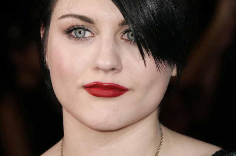 Fajten blåste till ordentligt igen när Courntey för ett tag sedan twittrade om att Dave skulle ha stött på hennes och Cobains gemensamma dotter Frances Bean. Fajten blåste till ordentligt igen när Courntey för ett tag sedan twittrade om att Dave skulle ha stött på hennes och Cobains gemensamma dotter Frances Bean.
