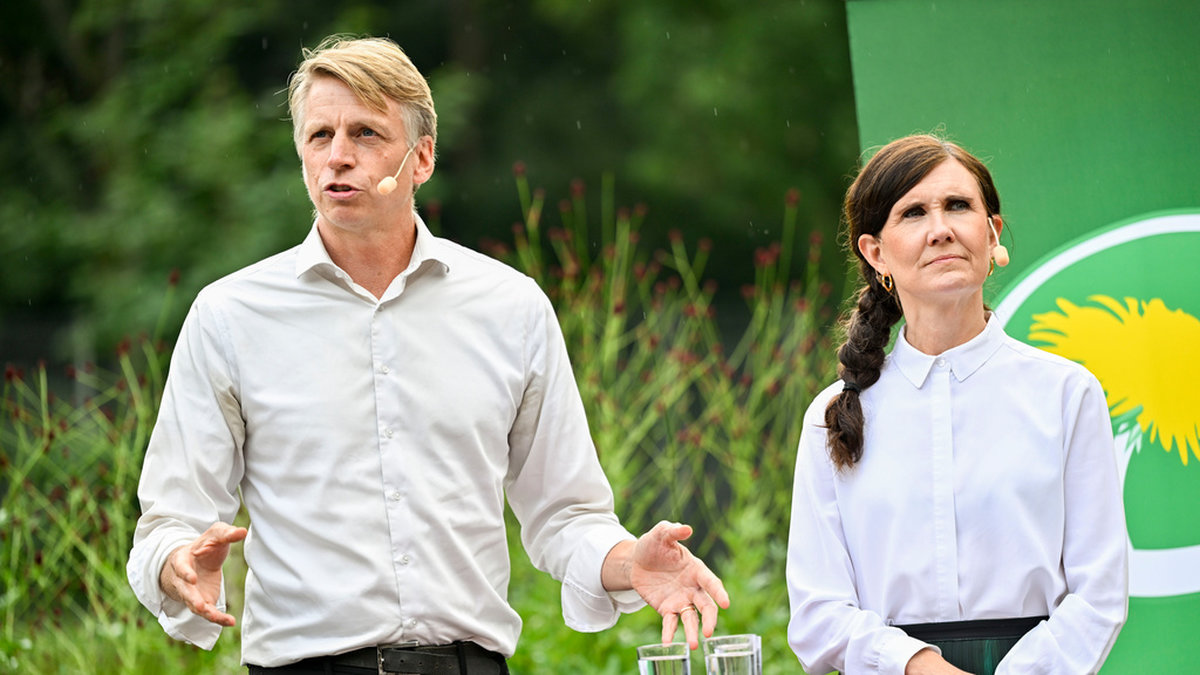 Miljöpartiets språkrör Per Bolund och Märta Stenevi. Den förstnämnda lämnar posten på MP:s kongress i höst. Arkivbild.