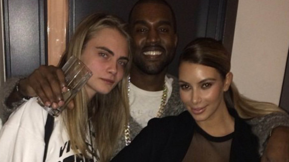 Kim Kardashian, Kanye West och Cara Delevingne hänger backstage.