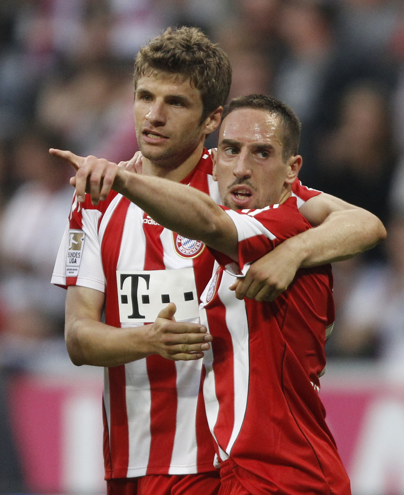 Frank Ribery firar tillsammans med Tomas Müller.