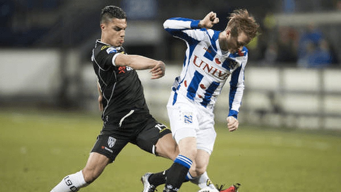 Sam Larsson (till höger) har imponerat i klubblaget Heerenveen under våren.