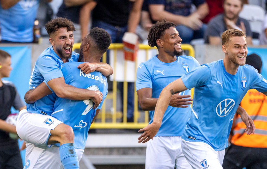 Malmö FF-spelarna jublar efter Moustafa Zeidans (till vänster) ledningsmål hemma mot turkiska Sivasspor i playoff till Europa League. MFF vann det första mötet av två med 3–1.