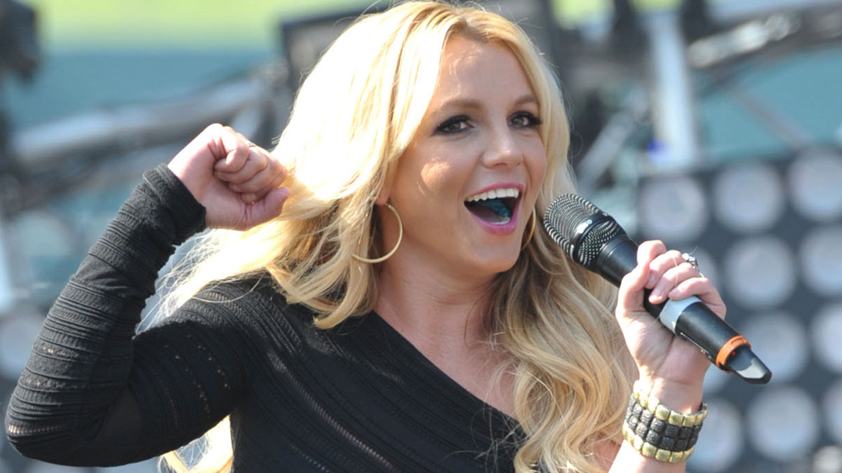 När det kommer till att mima så är Britney Spears den okrönta drottningen. år 2007 uppträdde hon på MTV:s VMA-gala, och stjärnans läppar matchade inte ens texten. År 2008 mötte hon kritik efter att ha mimat till sin låt "Womanizer" när hon gästade den brittiska versionen av "X Factor". År 2009 var det dags igen – då lämnade australiska fans arenan när Britney bara låtsades att sjunga. 