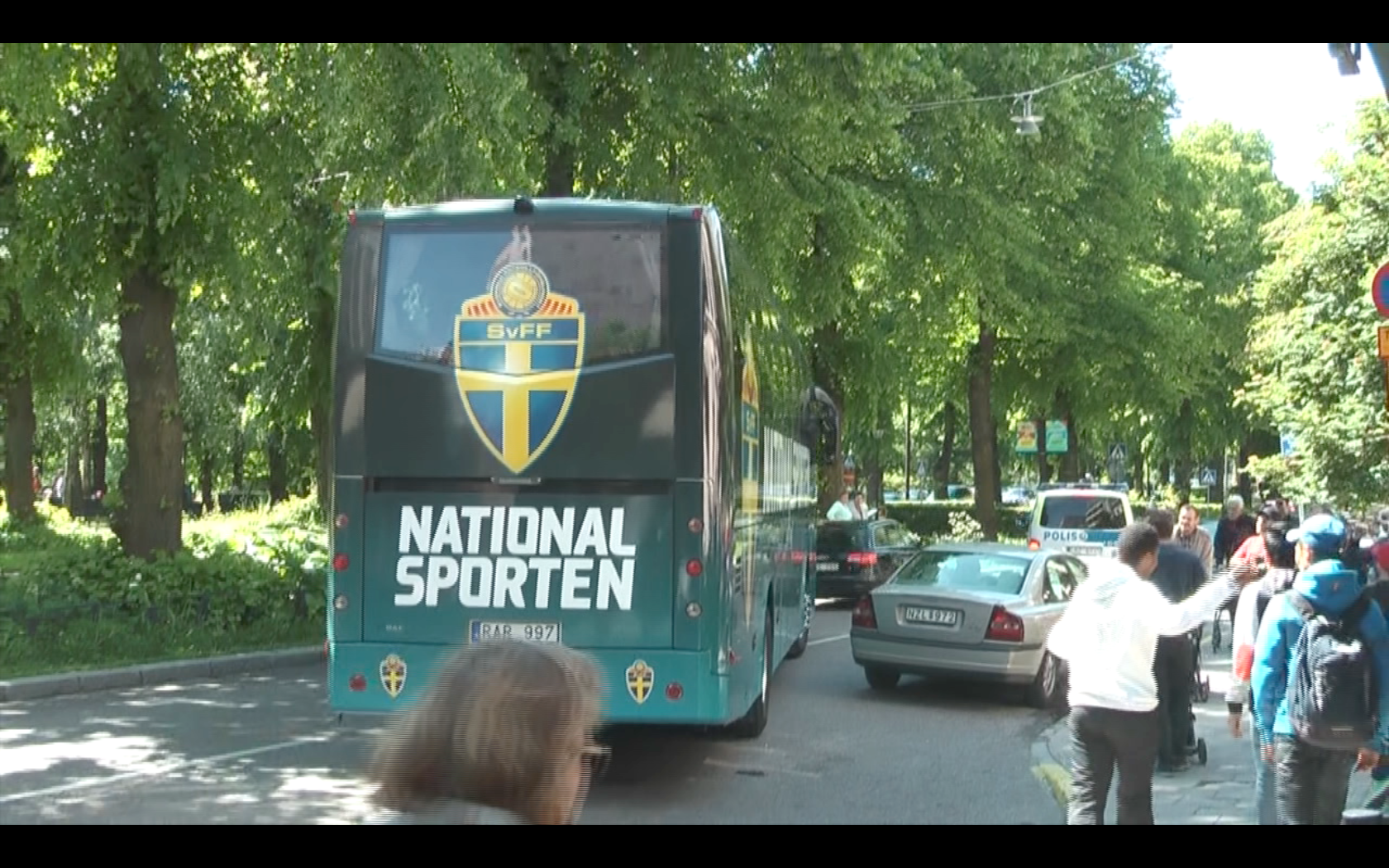 Här rullar landslagets buss mot flygplatsen.