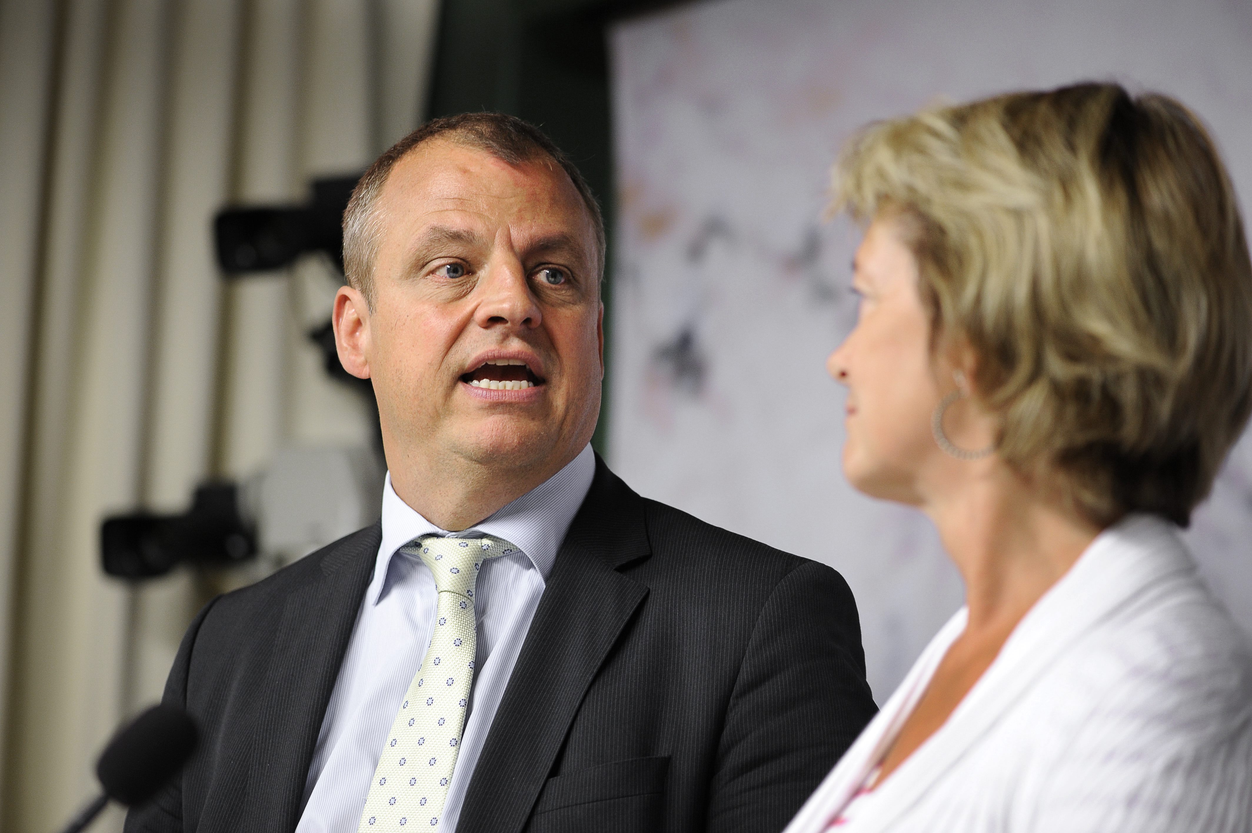 Public service-utredningens Martin Holmgren tillsammans med kulturminister Lena Adelsohn-Liljeroth (M)