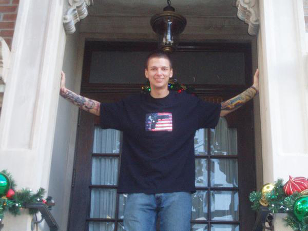 Den 14 februari 2008, med texten "terrorist" på t-shirten dödade Steven Kazmierczak, 27, fem personer och skadade 21 människor innan han tog sitt liv. Skjutningen ägde rum i aulan på Northern Illinois university i DeKalb. Den 14 februari 2008, med texten "terrorist" på t-shirten dödade Steven Kazmierczak, 27, fem personer och skadade 21 människor innan han tog sitt liv. Skjutningen ägde rum i aulan på Northern Illinois university i DeKalb.
