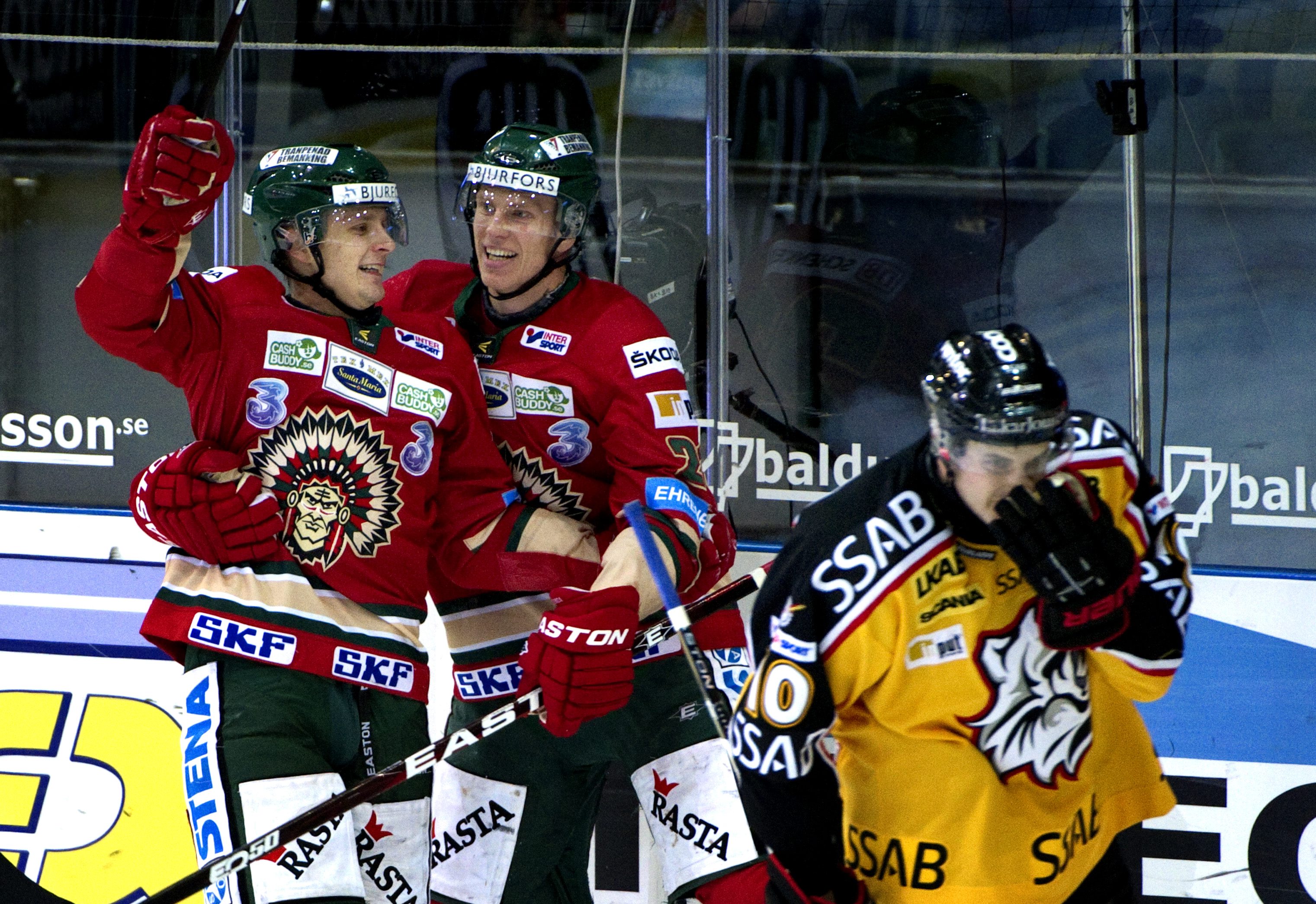Frölundas Nicklas Lasu firar sitt 1-1-mål i matchen mot Luleå i Scandinavium.