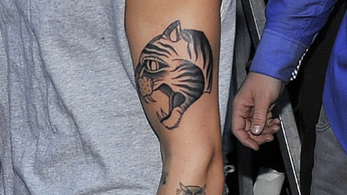 När Bieber gästade Stockholm i våras så tatuerade han in det här tigerhuvudet. En tatuerare från East Street Tattoo gjorde tatueringen på Biebers hotellrum på Grand Hotel i Stockholm.