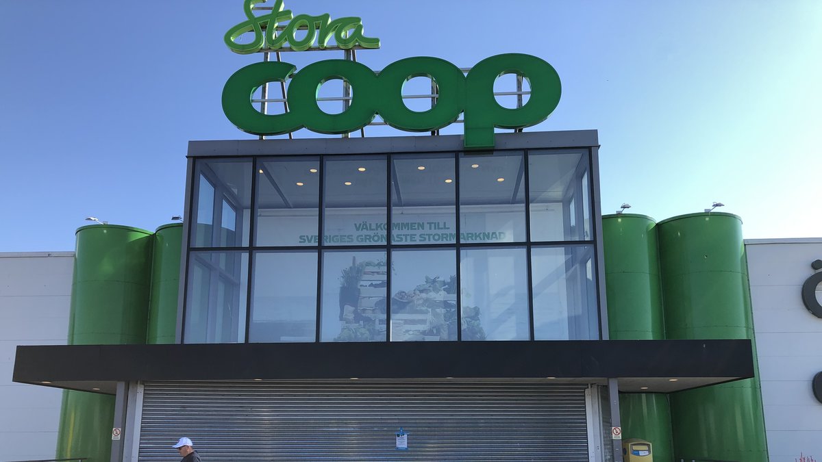 Coop forum butiken i Västberga är stängd på lördagen. Coop rekommenderar samtliga butiker i kedjan att hålla stängt under lördagen. Orsaken är en it-attack mot en leverantör, vilket fått kassasystemet att haverera.