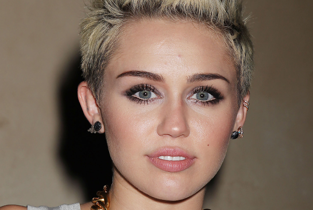 Miley Cyrus hundar var inte direkt rumsrena. En person som jobbade för stjärnan tidigare berättade att hennes hundar kissade och bajsade över hela huset – och när det skedde så skrek Miley på sin hemhjälp och tvingade dom att städa upp hundarnas bajs. Miley Cyrus hundar var inte direkt rumsrena. En person som jobbade för stjärnan tidigare berättade att hennes hundar kissade och bajsade över hela huset – och när det skedde så skrek Miley på sin hemhjälp och tvingade dom att städa upp hundarnas bajs.