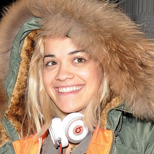 Sångerskan Rita Ora skippar sminket. Sångerskan Rita Ora skippar sminket.