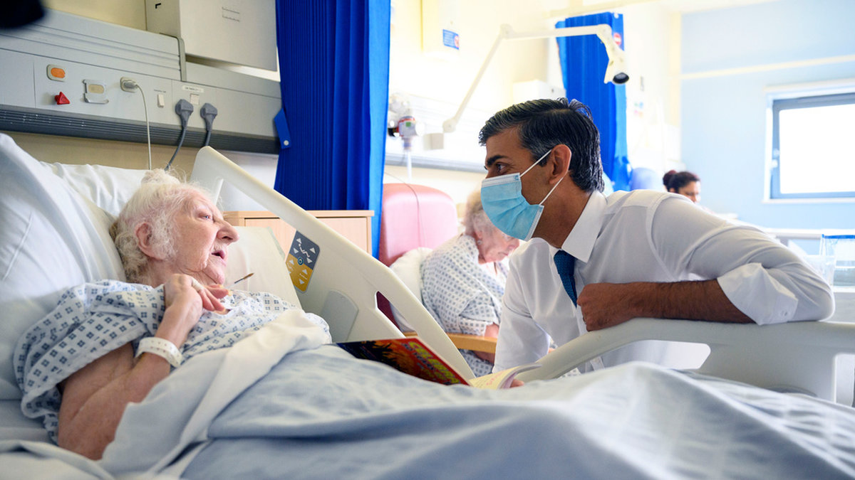 Storbritanniens premiärminister Rishi Sunak besöker universitetssjukhuset i Croydon, södra London, den 28 oktober. Han fick rådet av patienter att satsa på vårdpersonalens löner. Arkivbild.