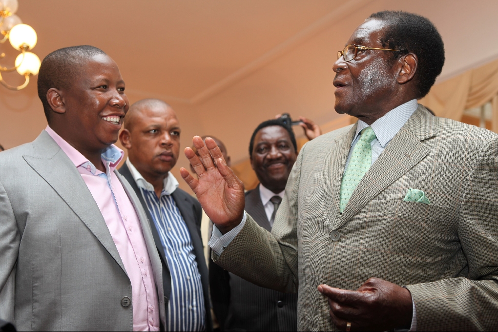 Oppositionsledaren Morgan Tsvangirai och diktatorn Robert Mugabe delar på makten i ett komplicerat maktboförhållande med stora slitningar i kaosets Zimbabwe.