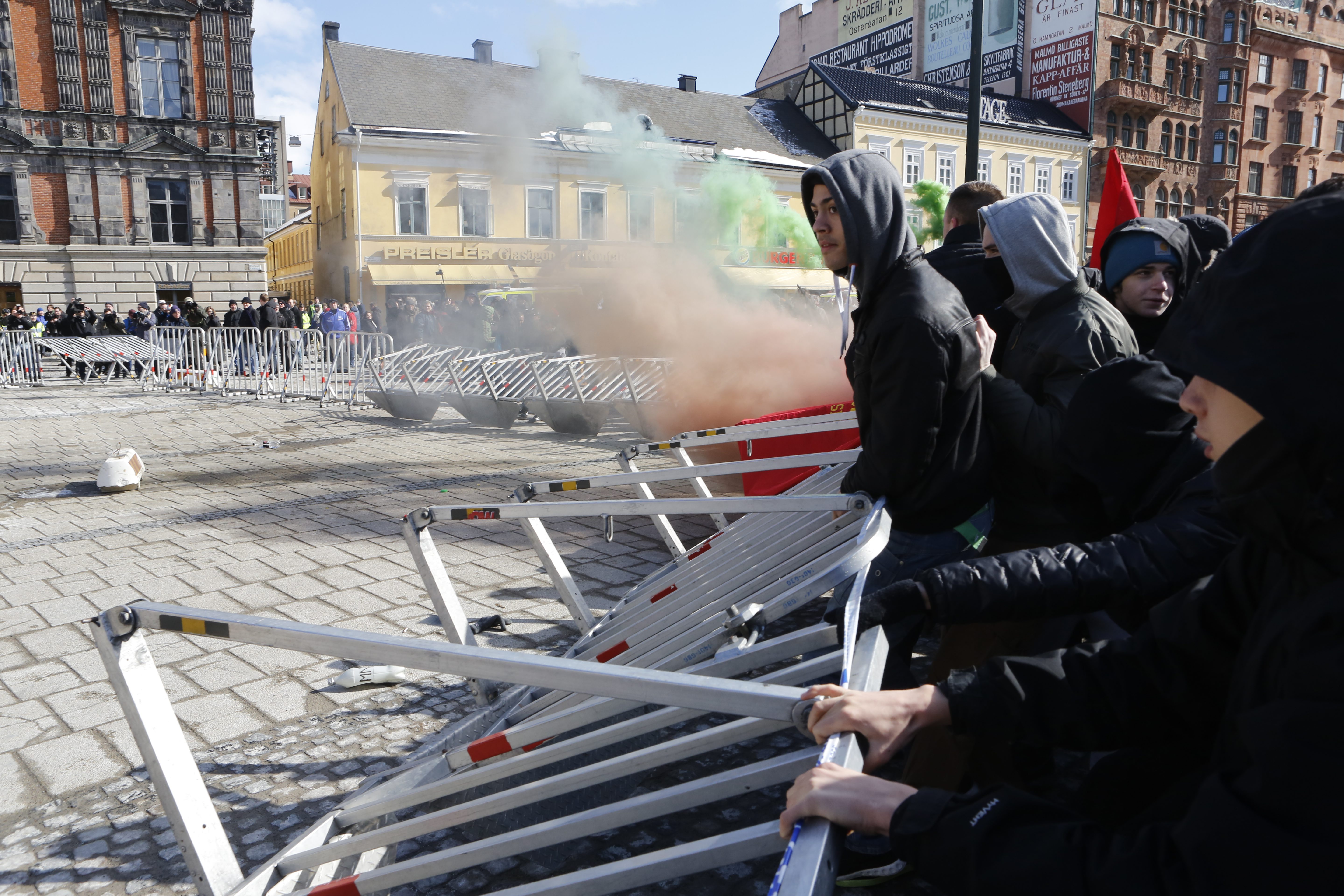 SDL-medlemmarna hade lämnat platsen 14.30. SDL-medlemmarna hade lämnat platsen 14.30.