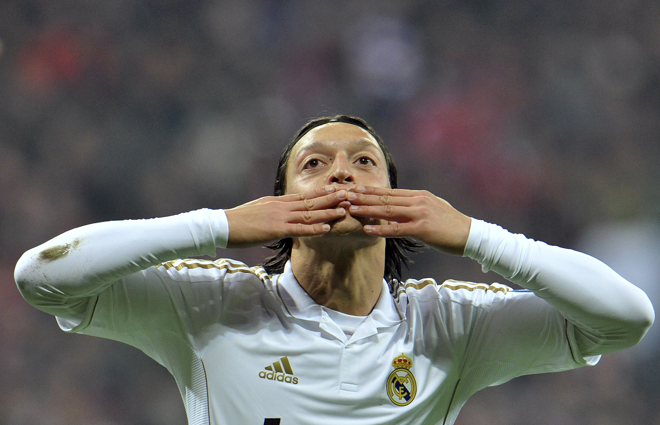 En lycklig Mesut som skickar kyssar upp til Gud. En lycklig Mesut som skickar kyssar upp til Gud.