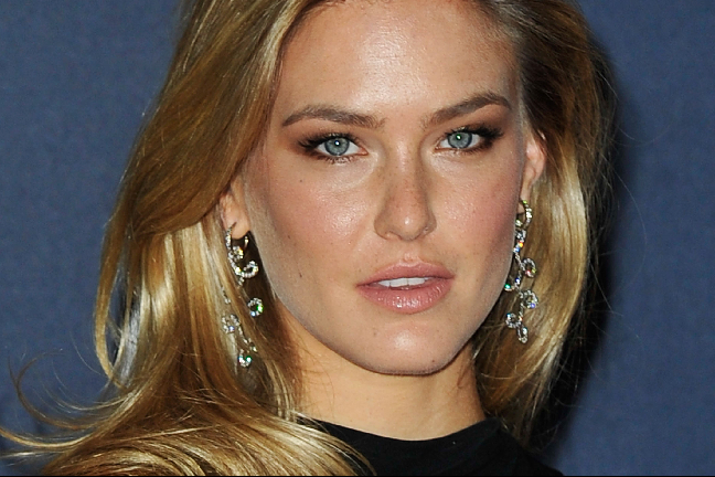 Bar Rafaeli är snygg som få, men tydligen ledsnar även hon på att bli visslad efter. Bar Rafaeli är snygg som få, men tydligen ledsnar även hon på att bli visslad efter.