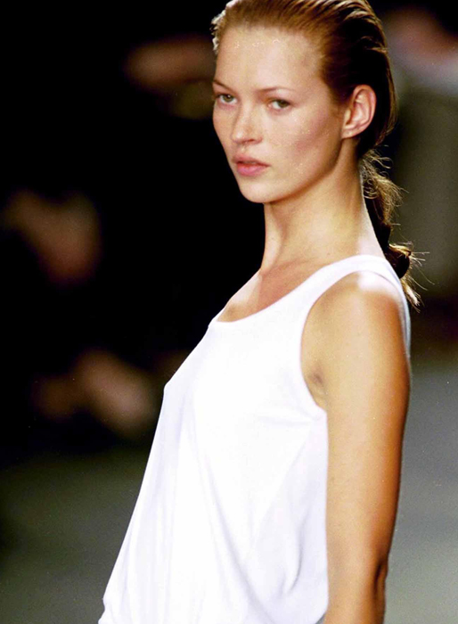 Kate Moss på catwalken 2002. Kate Moss på catwalken 2002.