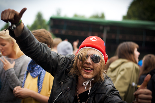 Ett Hästpojken-fan som njuter av spelningen. Ett Hästpojken-fan som njuter av spelningen.