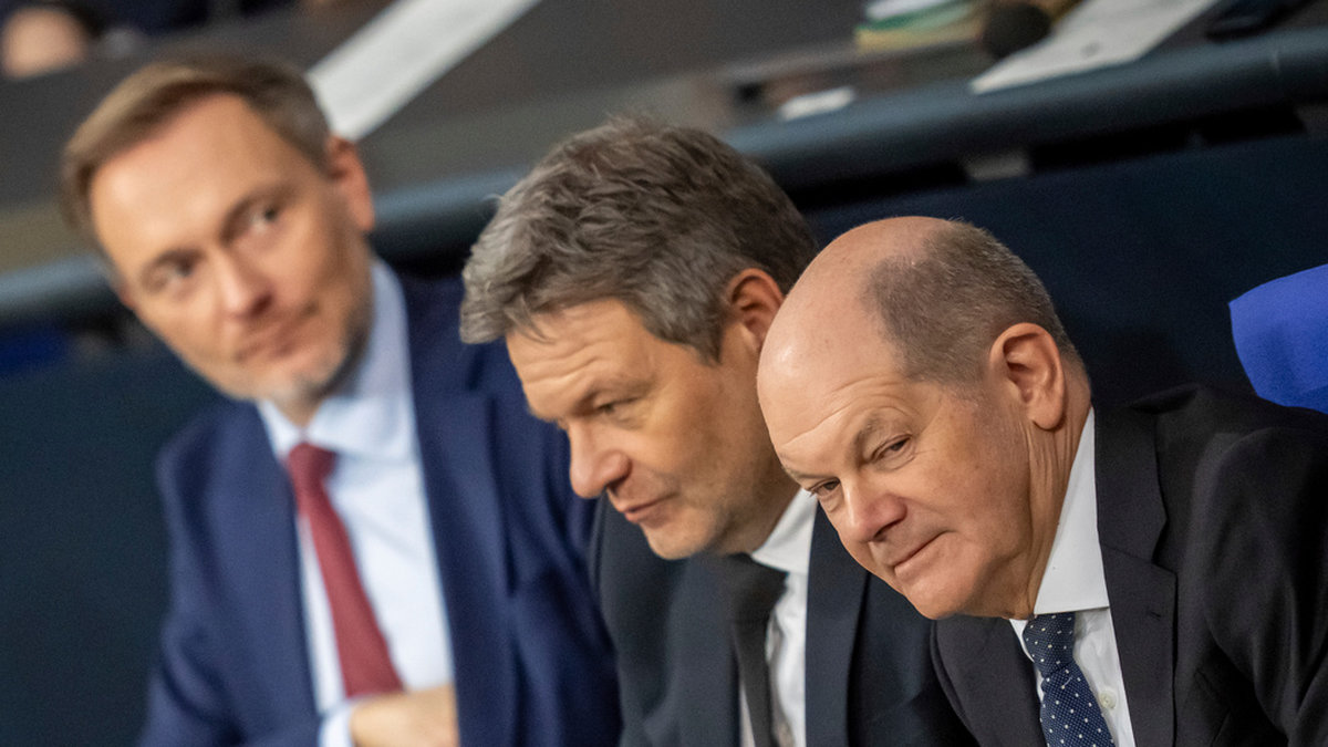 Tysklands finansminister Christian Lindner (FDP), längst till vänster, klimat- och näringsminister Robert Habeck (De gröna) i mitten och förbundskansler Olaf Scholz (SPD) till höger under en presskonferens i onsdags när de presenterade en lösning på på budgetkrisen. Arkivbild.