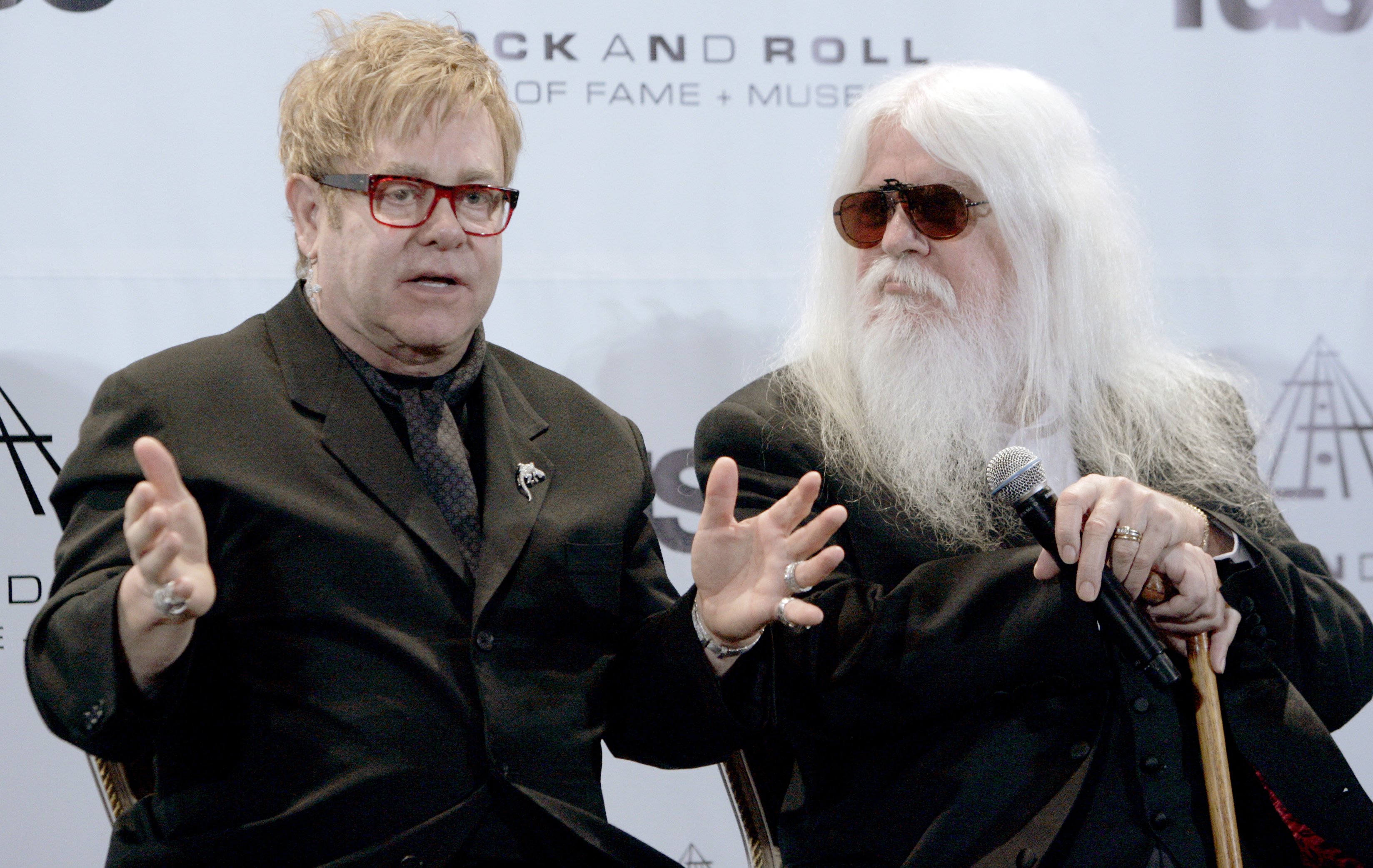 Nyheter24 vet inte vad Elton John pratar om i detta läge.