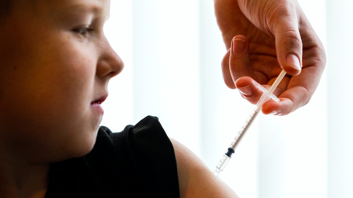 En pojke får vaccin. 