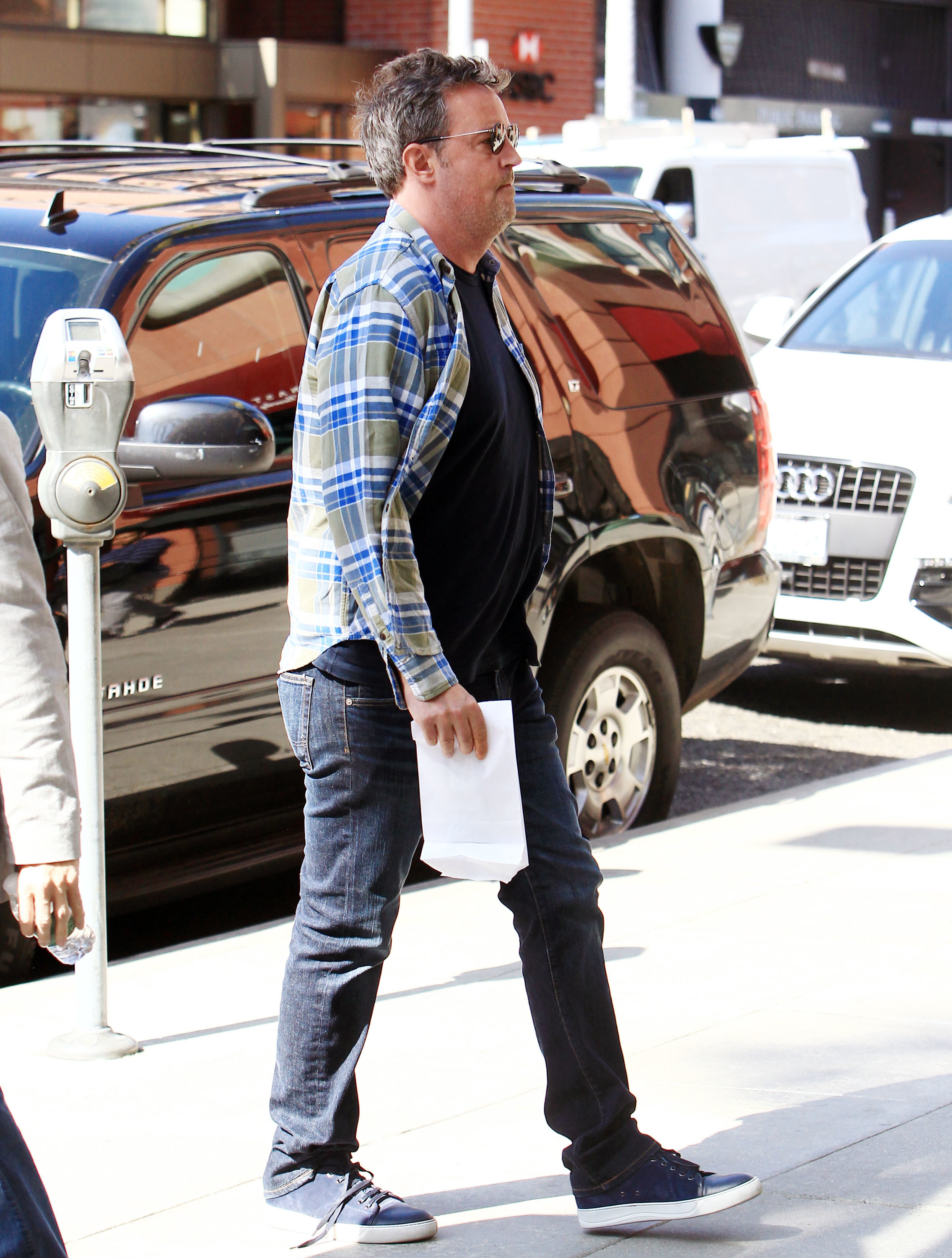 Matthew Perry med ett brev i handen. Matthew Perry med ett brev i handen.