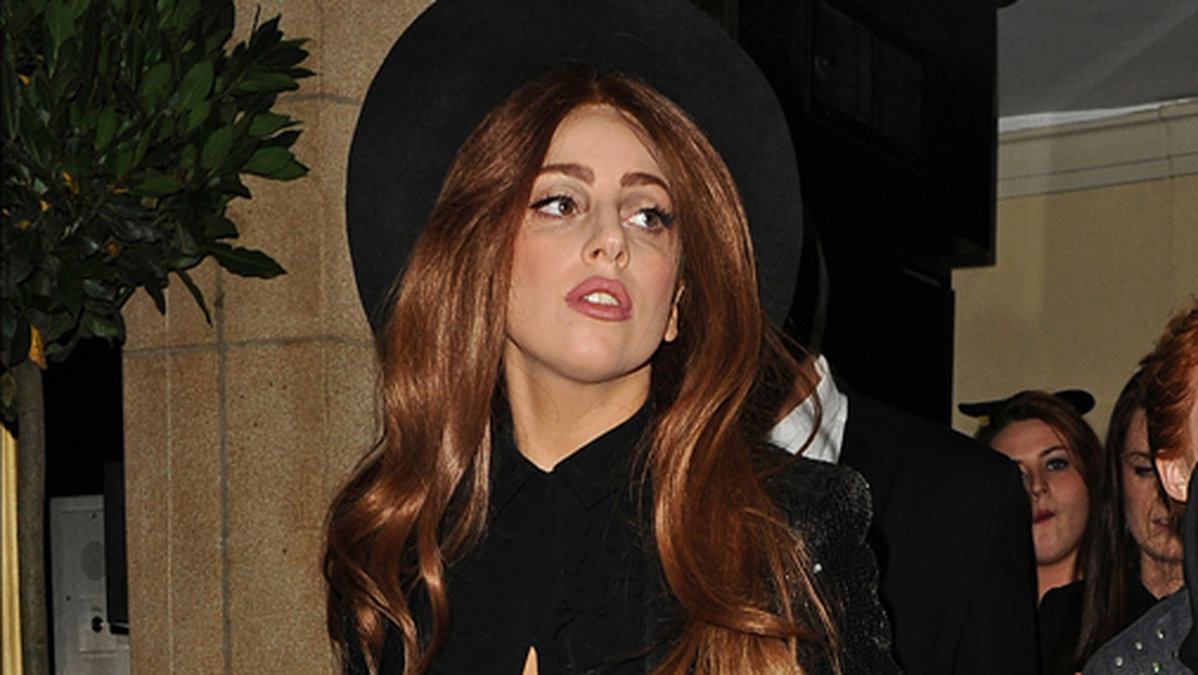Efter parfymlanseringen begav sig Gaga till en middag på Ecuadors ambassad i London. 