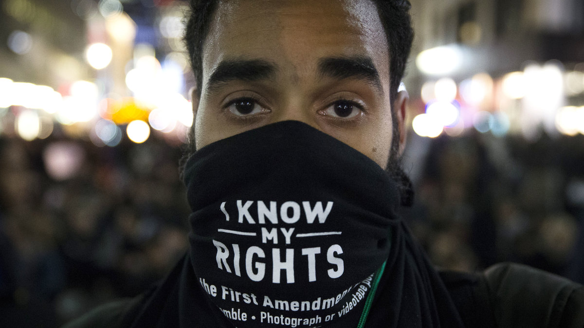 Demonstrant på Herald Square under en demonstration efter att Eric Garner dött.