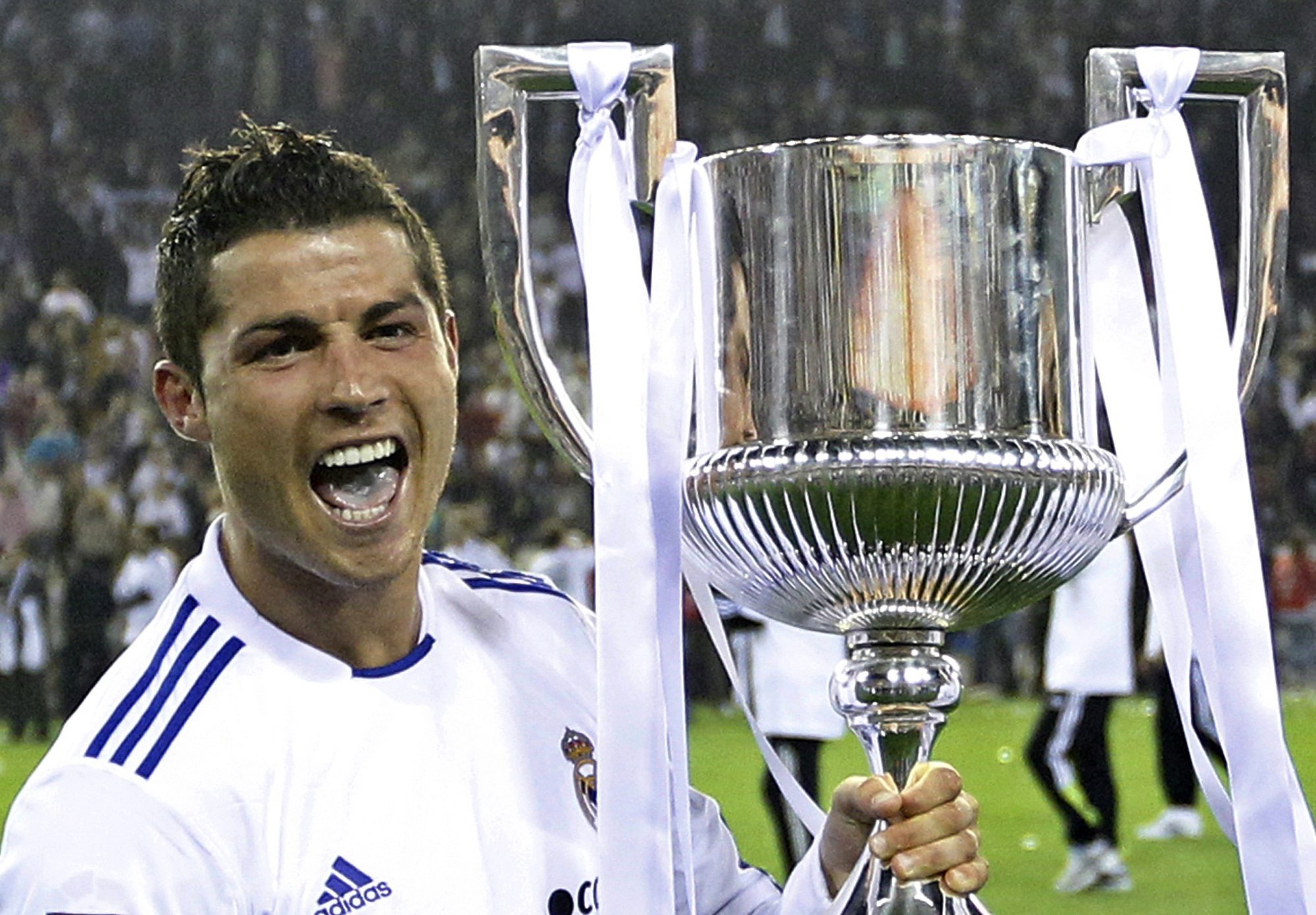 Ronaldo vann sin första titel i Real Madrid när marängerna slog Barcelona i finalen av den spanska cupen - även kallad Copa Del Rey.